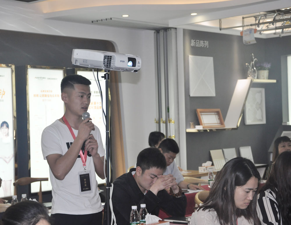 助跑终端，赢在终端，为全面提升威廉希尔体育官方网站终端销售导购人员各方面销售能力，促进终端业绩增长，实现盈利共赢，2018年威廉希尔体育官方网站商学院第一期精英培训班于2018年3月28日，在威廉希尔体育官方网站美学馆正式开课；